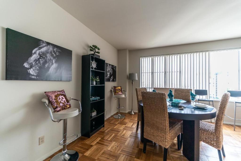 Spacious Charming With Great Views Near The Grove *